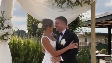 Saša Kovačević se oženio: Trudna Zorana blista u venčanici, pevač ne pušta ruku sa njenog stomaka (FOTO)