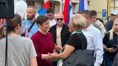 "Što su napadi jači, narod će još snažnije stati uz Vučića" Brnabić u razgovoru sa građanima (VIDEO)