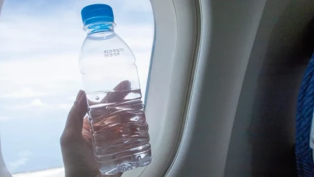 Zašto ne smete uneti vodu u avion: Putnici besne zbog tog pravila, a ovo je razlog