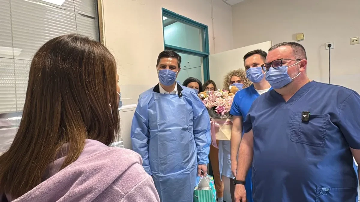 Vasilija, Vera i Vida donele radost jugu Srbije: Pavlović i Lazarević obišli trojke i poručili - novo porodilište je prioritet!