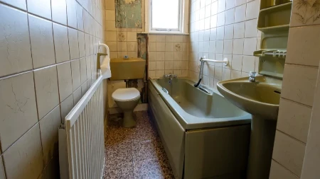 Ovaj deo uvek obiđete, a tu se skupljaju bakterije, vlaga, ma užas: Kako se temeljno čisti kupatilo, posle ga samo održavate