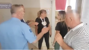 Kurtijev siledžija napao članicu biračkog odbora! Gurao je, 