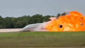 Uznemirujuće! Avion se srušio na pistu, buknuo plamen, nije 