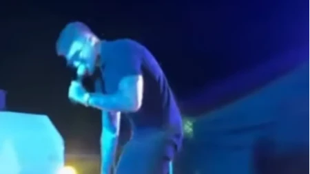 Hitno prekinut nastup pevača u Hrvatskoj! Pao sa bine kao pokošen