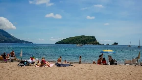 Cene ležaljki na plažama u Crnoj Gori razbesnele turiste - "