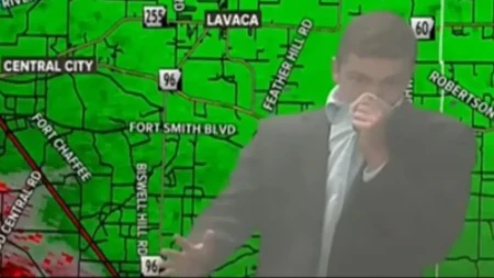 Jeziva scena u programu: Dok je upozoravao na tornado, iza njegovih leđa buknula vatra - snimak ledi krv u žilama
