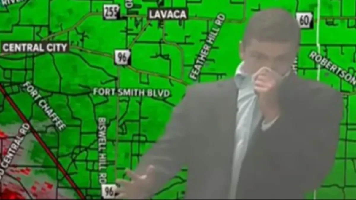 Jeziva scena u programu: Dok je upozoravao na tornado, iza njegovih leđa buknula vatra - snimak ledi krv u žilama