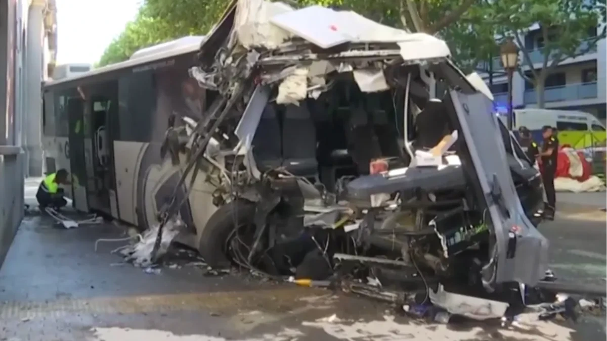 Jeziva nesreća! Autobus se zakucao u zgradu, 46 osoba povređeno! (VIDEO)