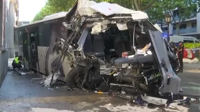 Jeziva nesreća! Autobus se zakucao u zgradu, 46 osoba povređeno! (VIDEO)
