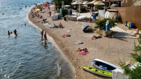 Od tuša do kockica leda u piću: Dodatne naknade šokirale turiste na popularnim plažama