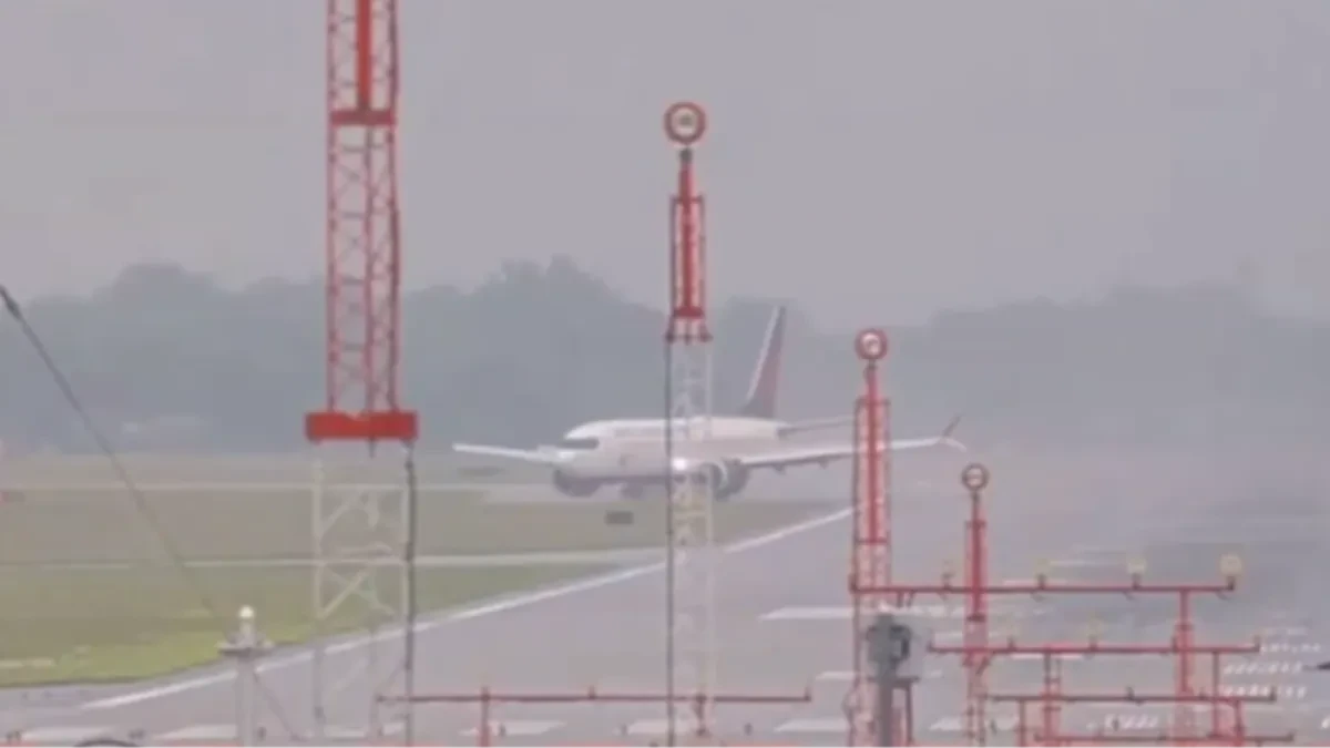 Dramatičan snimak sa aerodroma! Avion završio na travi: "Nismo znali da li će eksplodirati" (VIDEO)
