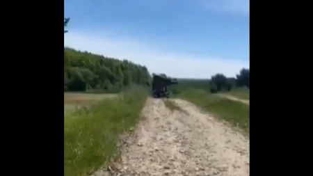 Ukrajinski seljak vozi traktor, svi u šoku gledaju šta nosi: Ovo čudo ima bojevu glavu! (VIDEO)