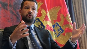 Novi nož u leđa Srbiji iz Podgorice: Usred Skupštine otvorili izložbu o Srebrenici! Politička kampanja protiv srpskog naroda prelazi sve granice
