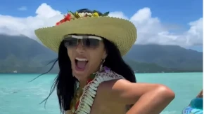 Cvetići u kosi i zmijsko telo: Pevačica (48) u moru proslavila rođendan - obline samo grme!