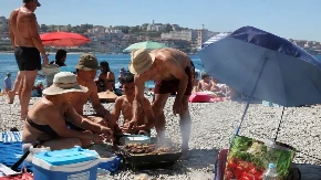 Platili ležaljke, pa izvadili sendviče: Uzbuna zbog "paradajz turista", nisu hteli ni kafu da kupe na plaži