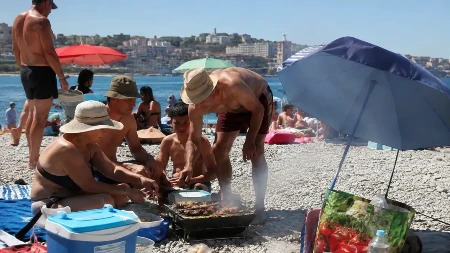 Platili ležaljke, pa izvadili sendviče: Uzbuna zbog "paradajz turista", nisu hteli ni kafu da kupe na plaži