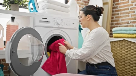 Evo gde domaćice najčešće greše: Biraju previsoke temperature za pranje posteljine i peškira, a ne znaju da je samo ovako ispravno 