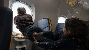 Horor na 5.000 metara! Srbin visio kroz prozor aviona, supruga ga držala za noge