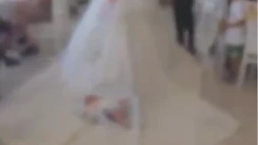 Mladenci vukli bebu po podu: Javnost zgrožena, ljudi sa zaprepašćenjem gledaju snimak