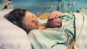 Priča od koje ćete zanemeti od šoka: Žena se porodila u snu - rodila dete dok je spavala, sestre ga pronašle tek kasnije ispod ćebeta 