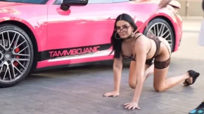 Starleta u halterima šeta na lancu! Stravične scene zaprepastile građane (FOTO)