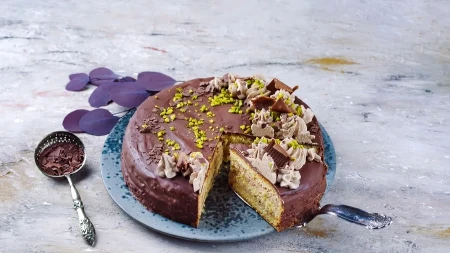Nugat torta kojoj je teško odoleti - čokolada, lešnici i bogati krem prave desert iz snova 