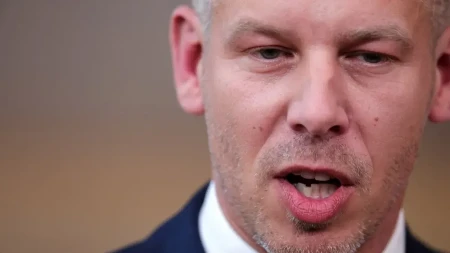Iako je pola familije uhlebio, drugima drži lekcije: Mađar napao predsednika zbog putovanja sa sinom