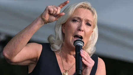 Ustala iz pepela i ruši Makronov sistem: Marin Le Pen zvanično najavila juriš na Jelisejsku palatu i otkrila plan za granice