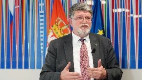 Opozicija u borbi za privilegije, Evropski parlament mlati praznu slamu