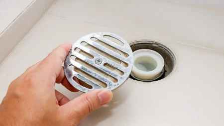 Smrdi vam iz odvoda čim padne kiša? Vodoinstalater otkrio rešenje za 100 dinara!