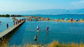 Nije banja, nije spa centar - jadranska plaža na kojoj ljudi leže u vrelom pesku zbog bolova