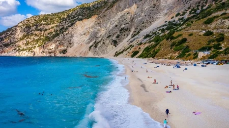 Horor na najlepšoj plaži na Kefaloniji: Stena je u sekundi počela da se obrušava, sve se napunilo prašinom i kamenjem - ljudi su bežali u panici