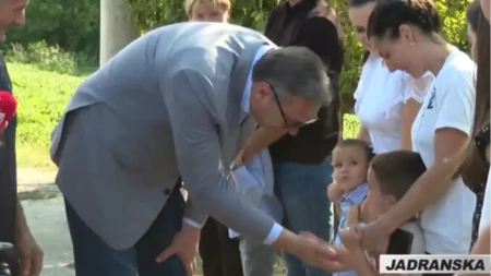 Mali Luka nasmejao predsednika! Porodica Todorović dočekala Vučića, ali je on ukrao šou (FOTO) 