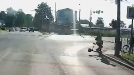 (Uznemirujući snimak) Vozač električnog trotineta poginuo nakon udara u ivičnjak