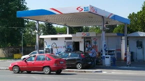 Od danas jeftinije gorivo u Srbiji
