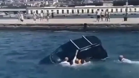 Drama na Jadranu! Autom uleteo u more, snimljen herojski potez vojnika (VIDEO)