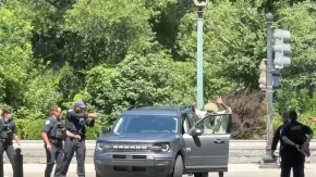 Čovek sa pištoljem krenuo na zabrenjenoj kapiji u Vašingtonu! Šest policajaca ga odmah opkolilo, počeli su polako da prilaze