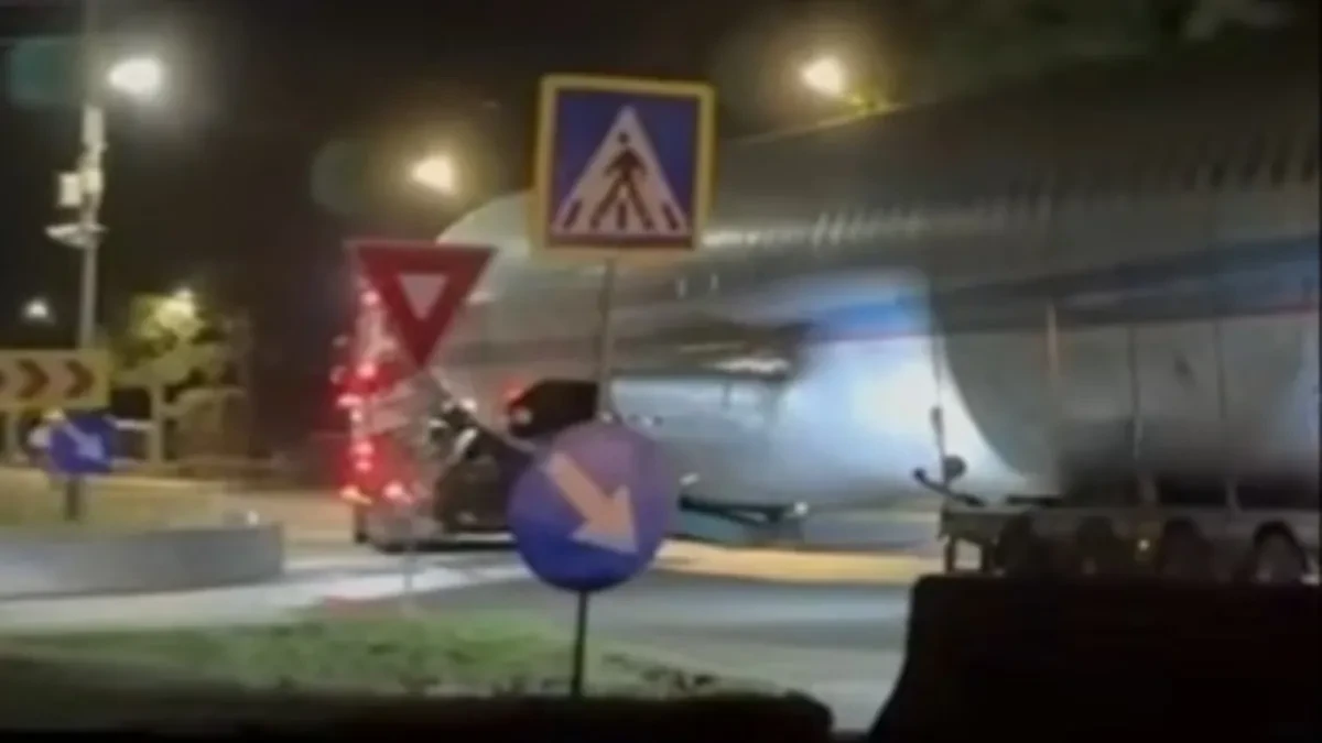 Kamion je vukao avion kroz grad, a vozači su ostali u šoku! Kada su saznali o čemu je reč, usledilo je iznenađenje
