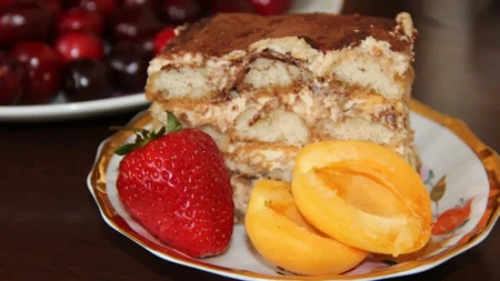 Brzi letnji tiramisu sa kajsijama: Kremast, bez jaja, spreman za 15 minuta!
