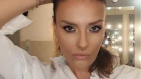 Voditeljka snimljena ispod stola! Kolega je slikao pre početka emisije, pa sve okačio na društvene mreže (FOTO)