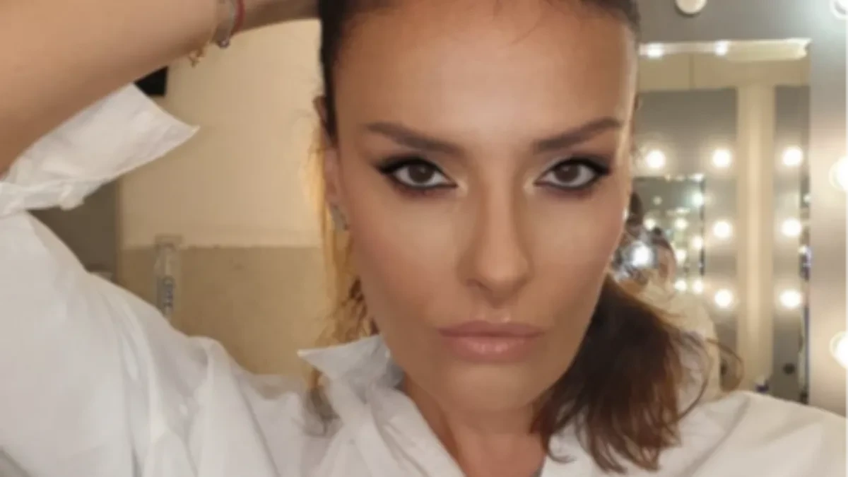 Voditeljka snimljena ispod stola! Kolega je slikao pre početka emisije, pa sve okačio na društvene mreže (FOTO)