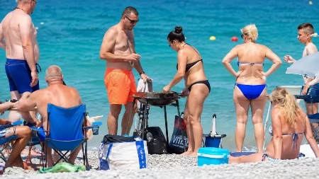 Mama na plaži dala deci sendviče, usledio haos: U sve se uključio i predsednik pokrajine!