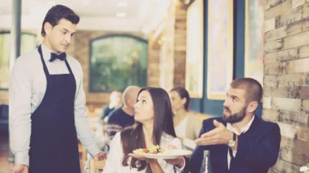 Voda 6 evra, obrok 110! Račun iz restorana pokrenuo lavinu, turisti traže objašnjenje