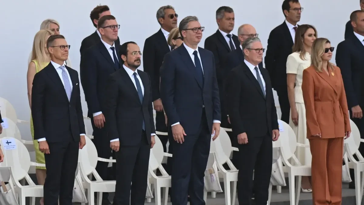 Nova S opet uhvaćena u laži! Vučića proglasili autsajderom, a Makron ga stavio u prvi plan (FOTO)