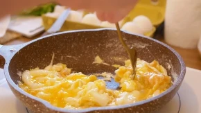 Voda ili mleko, mleko ili voda, šta dodati u kajganu? Bude vazdušasta i duplo mekanija