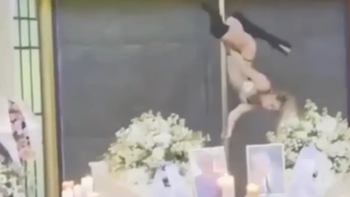 Striptizeta zaplesala oko šipke na sahrani! Ožalošćeni u šoku gledali šta radi iznad dva kovčega, otkriveno ko je tražio nastup (VIDEO)