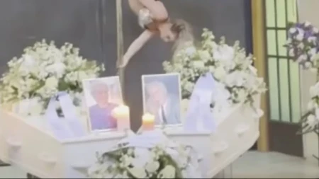 Neviđen prizor na sahrani: Polugola striptizeta nastupila pored pokojnika, istina iza svega šokirala javnost