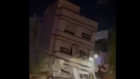 Sekunde ih delile od smrti! Stanari pobegli, a onda se zgrada pretvorila u prah (VIDEO)