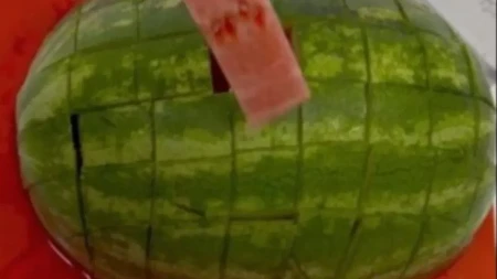 Postoji način da očistite lubenicu od semenki za samo 2 minuta: Same otpadaju