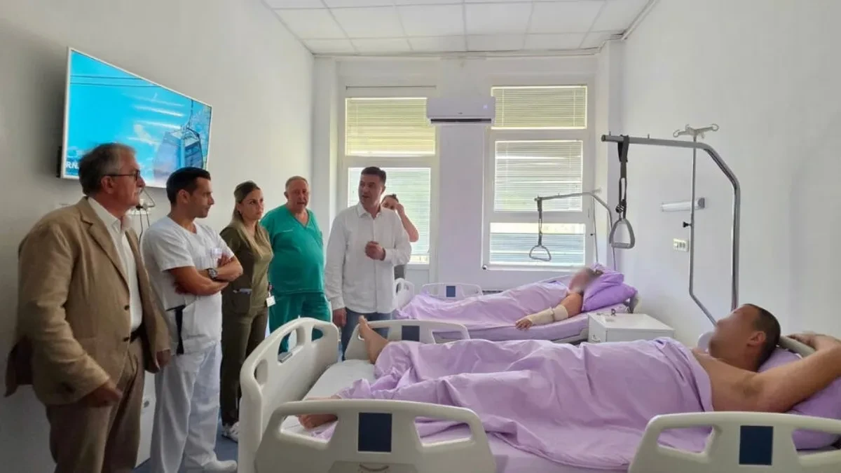 Gradonačelnik Niša obišao povređene kod Kotora: Nećemo ih ostaviti same u najtežim trenucima (FOTO)